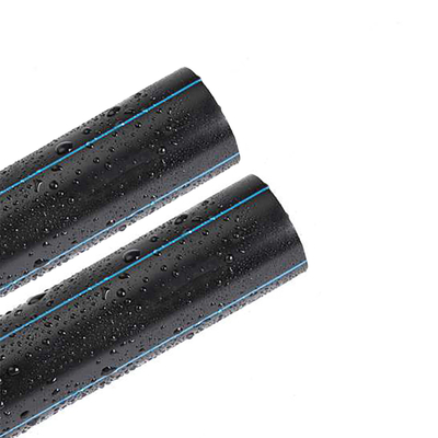 물 공급 수면으로 잘라 놓은 파란 줄무늬가있는 검은 HDPE 파이프 샘플 제공